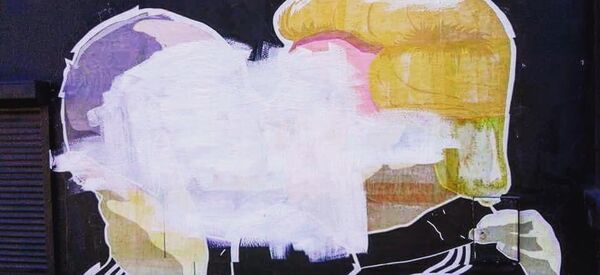 Знаменитый граффити с Трампом и Путиным замазали белой краской - Sputnik Литва