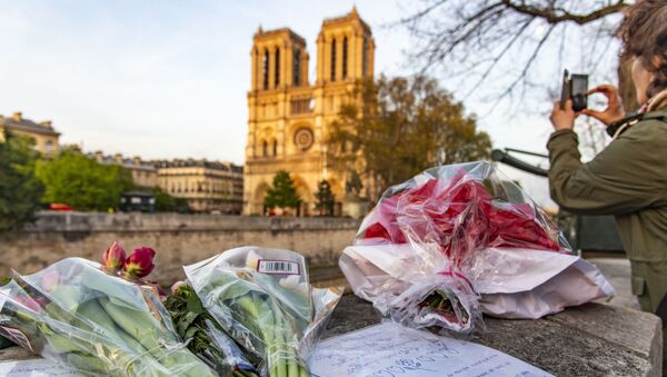 Парижане молятся о восстановлении собора Парижской Богоматери после пожара - Sputnik Lietuva