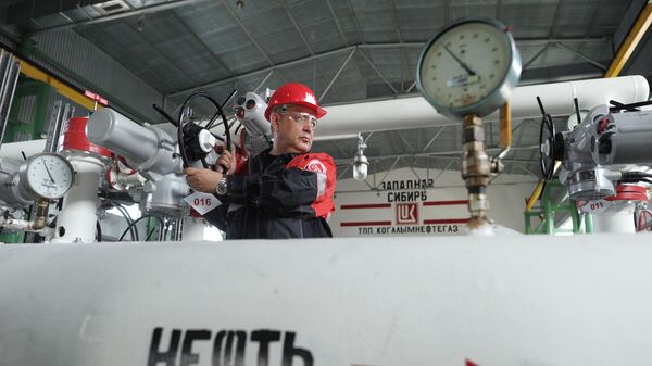 Добыча нефти в городах Ханты-Мансийского автономного округа, архивное фото - Sputnik Литва