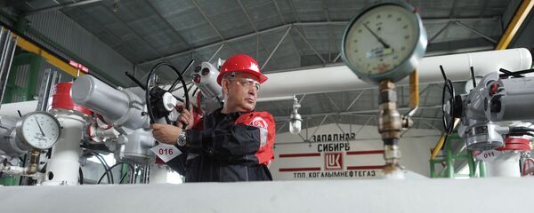 Добыча нефти в городах Ханты-Мансийского автономного округа, архивное фото Добыча нефти в городах Ханты-Мансийского автономного округа, архивное фото - Sputnik Lietuva