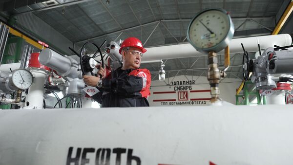 Добыча нефти в городах Ханты-Мансийского автономного округа - Sputnik Lietuva