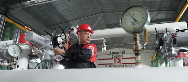 Добыча нефти в городах Ханты-Мансийского автономного округа, архивное фото - Sputnik Литва