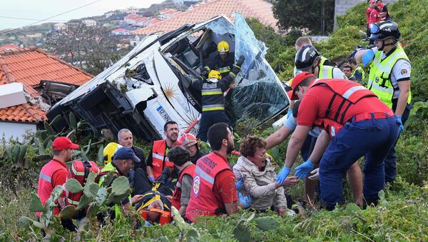Экстренные службы на месте ДТП с участием автобуса в Португалии, 17 апреля 2019 года - Sputnik Lietuva