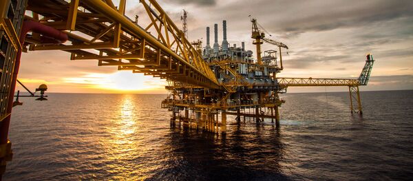 Нефтяная и газовая платформа в море, архивное фото - Sputnik Литва