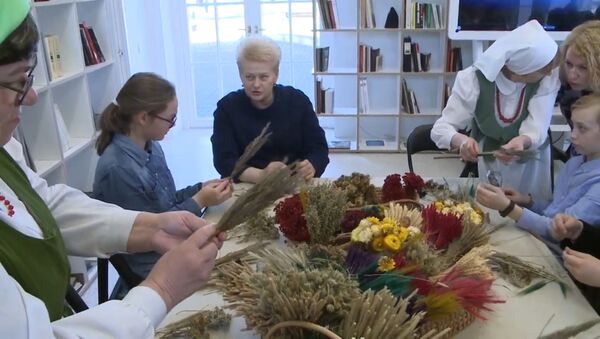 Президент Литвы посетила пасхальную мастерскую - Sputnik Литва