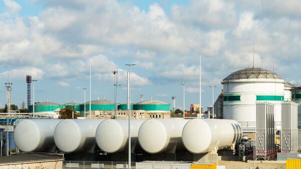 Цистерны и нефтяной терминал станции СПГ в порту Клайпеды, архивное фото - Sputnik Литва