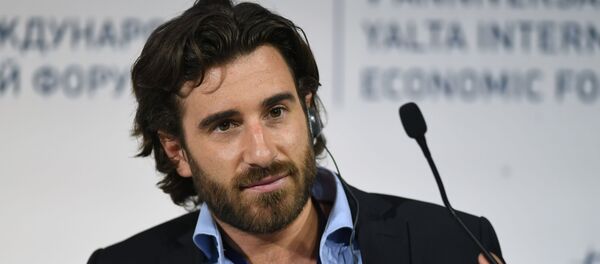 Писатель Жульен Луис Рошеди на Ялтинском международном экономическом форуме Писатель Жульен Луис Рошеди на Ялтинском международном экономическом форуме - Sputnik Литва