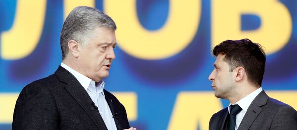 Президент Украины и кандидат в президенты Петр Порошенко и кандидат в президенты Владимир Зеленский во время дебатов, 19 апреля 2019 года Президент Украины и кандидат в президенты Петр Порошенко и кандидат в президенты Владимир Зеленский во время дебатов, 19 апреля 2019 года - Sputnik Lietuva