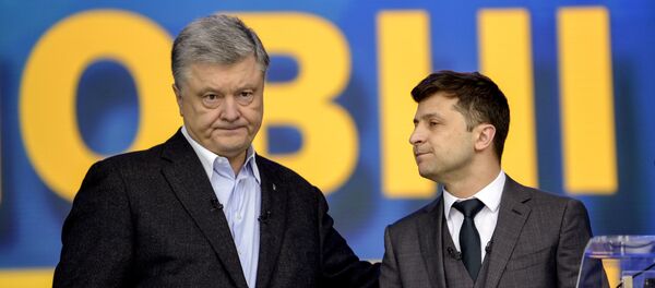 Президент Украины и кандидат в президенты Петр Порошенко и кандидат в президенты Владимир Зеленский во время дебатов, 19 апреля 2019 года - Sputnik Литва