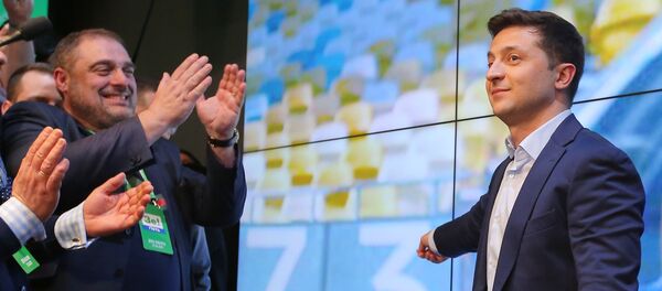 Кандидат в президенты от партии Слуга народа Владимир Зеленский во время объявления первых итогов голосования второго тура, 21 апреля 2019 года Кандидат в президенты от партии Слуга народа Владимир Зеленский во время объявления первых итогов голосования второго тура, 21 апреля 2019 года - Sputnik Литва
