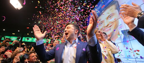 Кандидат в президенты от партии Слуга народа Владимир Зеленский в собственном штабе, архивное фото Кандидат в президенты от партии Слуга народа Владимир Зеленский в собственном штабе, архивное фото - Sputnik Литва