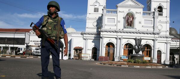 Офицер безопасности стоит перед церковью Святого Антония в Коломбо после взрывов бомб, разорванных в церквях и роскошных отелях на Пасху в Шри-Ланке, 22 апреля 2019 года - Sputnik Литва