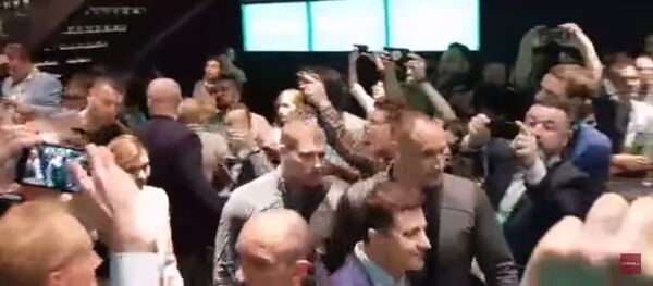 Зеленский вошёл в штаб под песню из Слуги народа. Его назвали Владимиром Владимировичем Зеленский вошёл в штаб под песню из Слуги народа. Его назвали Владимиром Владимировичем - Sputnik Литва