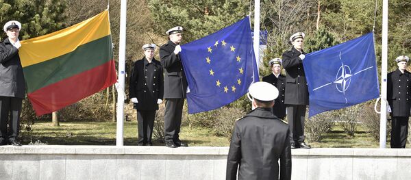 Lietuvos, NATO, ES vėliavos Lietuvos, NATO, ES vėliavos - Sputnik Lietuva