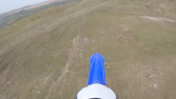 Мотоциклист снял на видео свое падение с 15-метровой скалы - Sputnik Литва