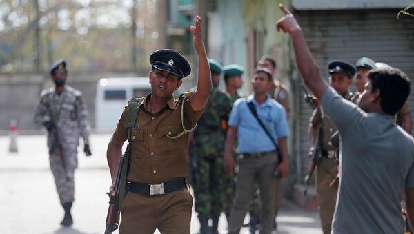 Полиция Шри-Ланки расчищает территорию, 22 апреля 2019 года - Sputnik Литва