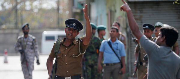 Полиция Шри-Ланки расчищает территорию, 22 апреля 2019 года - Sputnik Литва