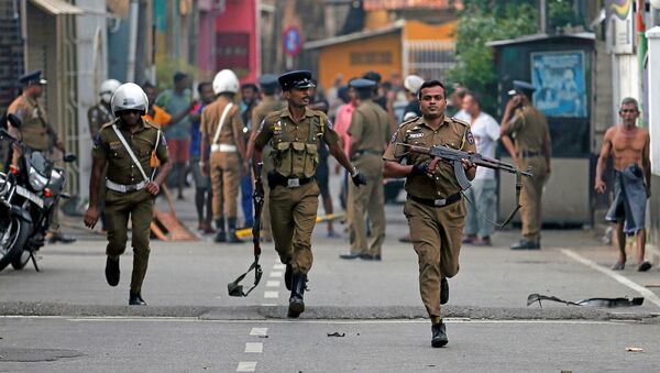 Полиция Шри-Ланки расчищает территорию, 22 апреля 2019 года - Sputnik Lietuva