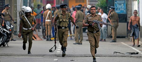 Полиция Шри-Ланки расчищает территорию, 22 апреля 2019 года - Sputnik Литва