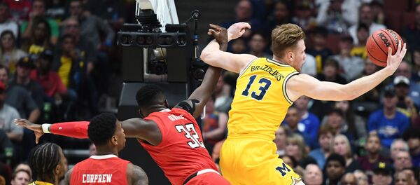 Атакует баскетболист Игнас Браздейкис  в полуфинале западного регионального NCAA 2019, архивное фото - Sputnik Литва