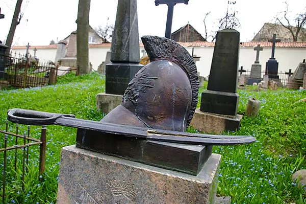 Bernardinų kapinėse suniokotas Antano Tiškevičiaus antkapinis paminklas Bernardinų kapinėse suniokotas Antano Tiškevičiaus antkapinis paminklas - Sputnik Lietuva