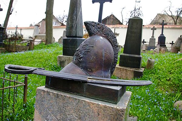 Bernardinų kapinėse suniokotas Antano Tiškevičiaus antkapinis paminklas Bernardinų kapinėse suniokotas Antano Tiškevičiaus antkapinis paminklas - Sputnik Lietuva