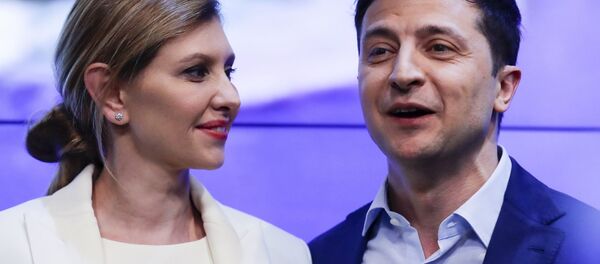Кандидат в президенты Украины Владимир Зеленский с женой Еленой приветствуют сторонников после второго тура президентских выборов в Киеве Кандидат в президенты Украины Владимир Зеленский с женой Еленой приветствуют сторонников после второго тура президентских выборов в Киеве - Sputnik Lietuva