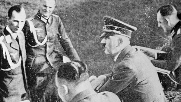 Фюрер Адольф Гитлер (второй справа), архивное фото - Sputnik Литва