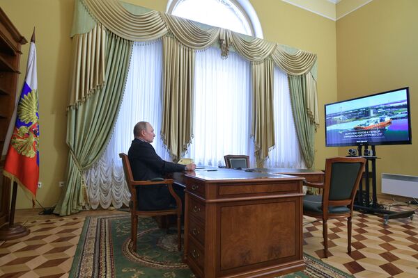 Путин дал старт первой отгрузке СПГ на заводе Криогаз-Высоцк Путин дал старт первой отгрузке СПГ на заводе Криогаз-Высоцк - Sputnik Литва