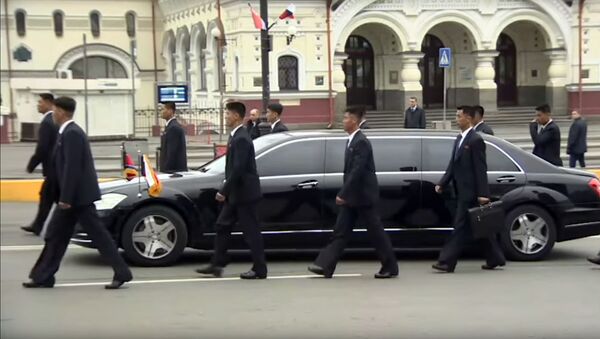 Бегающие охранники Ким Чен Ына сопровождали его во Владивостоке - Sputnik Lietuva