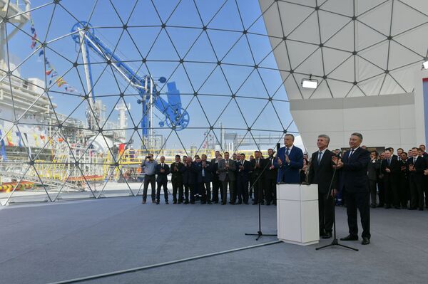 Путин дал старт первой отгрузке СПГ на заводе Криогаз-Высоцк Путин дал старт первой отгрузке СПГ на заводе Криогаз-Высоцк - Sputnik Литва