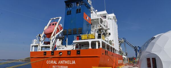 Танкер - газовоз Coral Anthelia на открытии терминала по производству и перегрузке СПГ Криогаз - Высоцк, архивное фото - Sputnik Литва