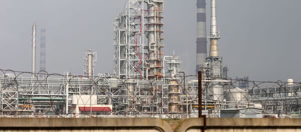 Нефтеперерабатывающий завод и нефтепровод Дружба, архивное фото - Sputnik Литва