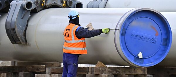 Мужчина работает на строительной площадке газопровода Nord Stream 2 в Лубмине на северо-востоке Германии, архивное фото - Sputnik Литва