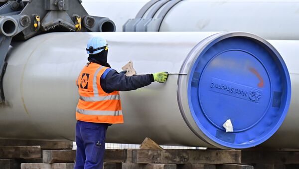 Мужчина работает на строительной площадке газопровода Nord Stream 2 в Лубмине на северо-востоке Германии, архивное фото - Sputnik Литва