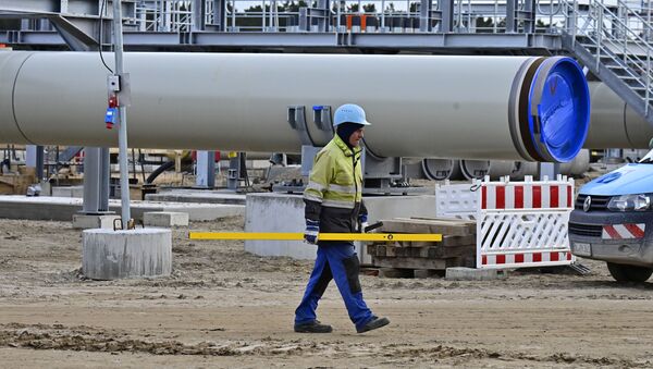 Мужчина работает на строительной площадке газопровода Nord Stream 2 в Лубмине на северо-востоке Германии, архивное фото - Sputnik Литва