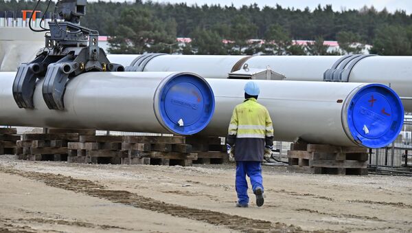 Мужчина работает на строительной площадке газопровода Nord Stream 2 в Лубмине на северо-востоке Германии, архивное фото - Sputnik Lietuva