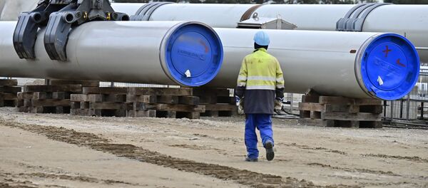 Мужчина работает на строительной площадке газопровода Nord Stream 2 в Лубмине на северо-востоке Германии, архивное фото - Sputnik Lietuva