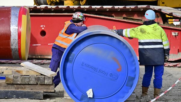 Мужчины работает на строительной площадке газопровода Nord Stream 2 в Лубмине на северо-востоке Германии, архивное фото - Sputnik Литва