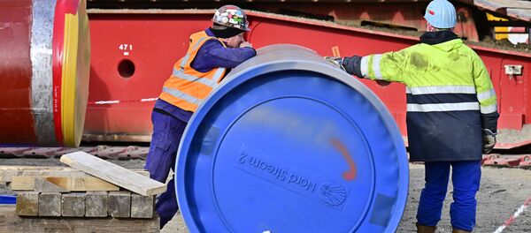 Мужчины работает на строительной площадке газопровода Nord Stream 2 в Лубмине на северо-востоке Германии, архивное фото - Sputnik Литва