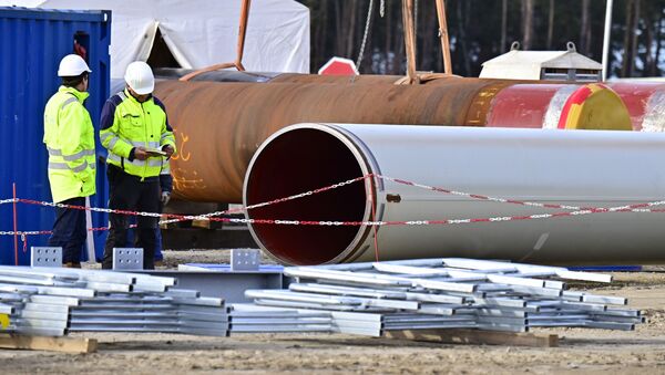 Мужчины работают на строительстве газопровода Nord Stream 2 в Лубмине на северо-востоке Германии, архивное фото - Sputnik Lietuva