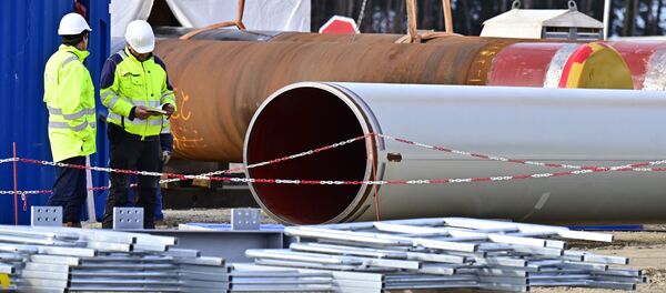 Мужчины работают на строительстве газопровода Nord Stream 2 в Лубмине на северо-востоке Германии, архивное фото - Sputnik Литва