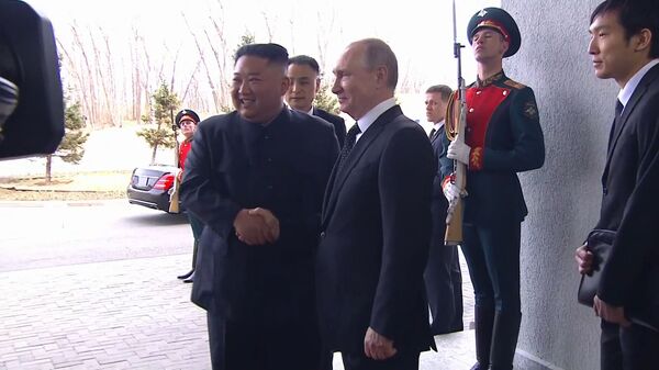 Песков рассказал подробности встречи Путина и Ким Чен Ына Песков рассказал подробности встречи Путина и Ким Чен Ына - Sputnik Литва