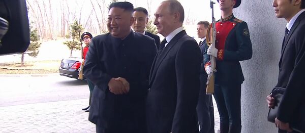 Владимир Путин впервые встретился с Ким Чен Ыном Владимир Путин впервые встретился с Ким Чен Ыном - Sputnik Lietuva