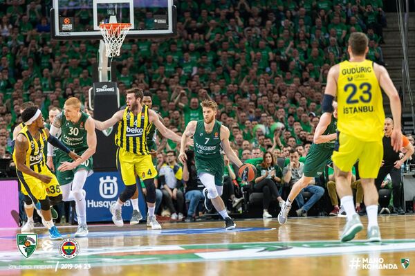 Фанаты Жальгириса освистали премьер-министра Литвы - Sputnik Литва