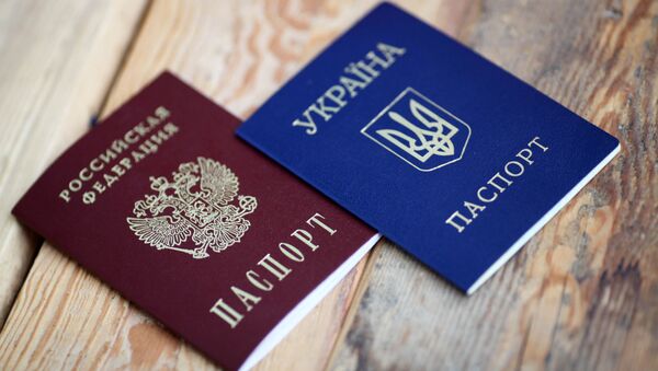 Паспорта Украины и России, архивное фото - Sputnik Литва