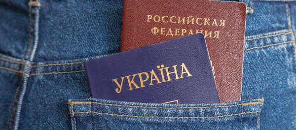 Паспорта Украины и России в кармане джинсов, архивное фото Паспорта Украины и России в кармане джинсов, архивное фото - Sputnik Литва