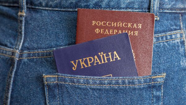 Паспорта Украины и России в кармане джинсов, архивное фото  - Sputnik Lietuva