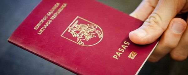 Литовский паспорт в руке, архивное фото Литовский паспорт в руке, архивное фото - Sputnik Литва