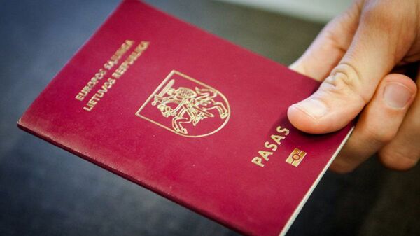 Литовский паспорт в руке, архивное фото - Sputnik Литва